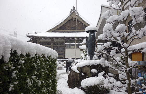 雪降る寺院