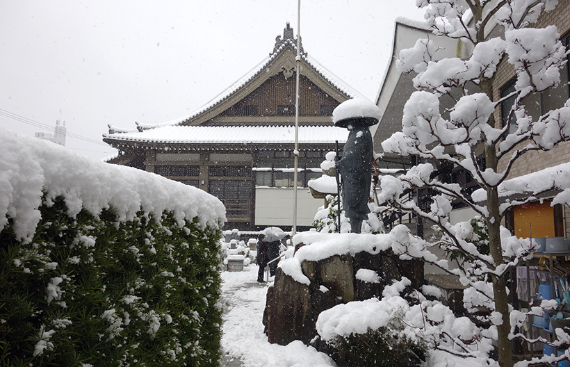 雪降る寺院